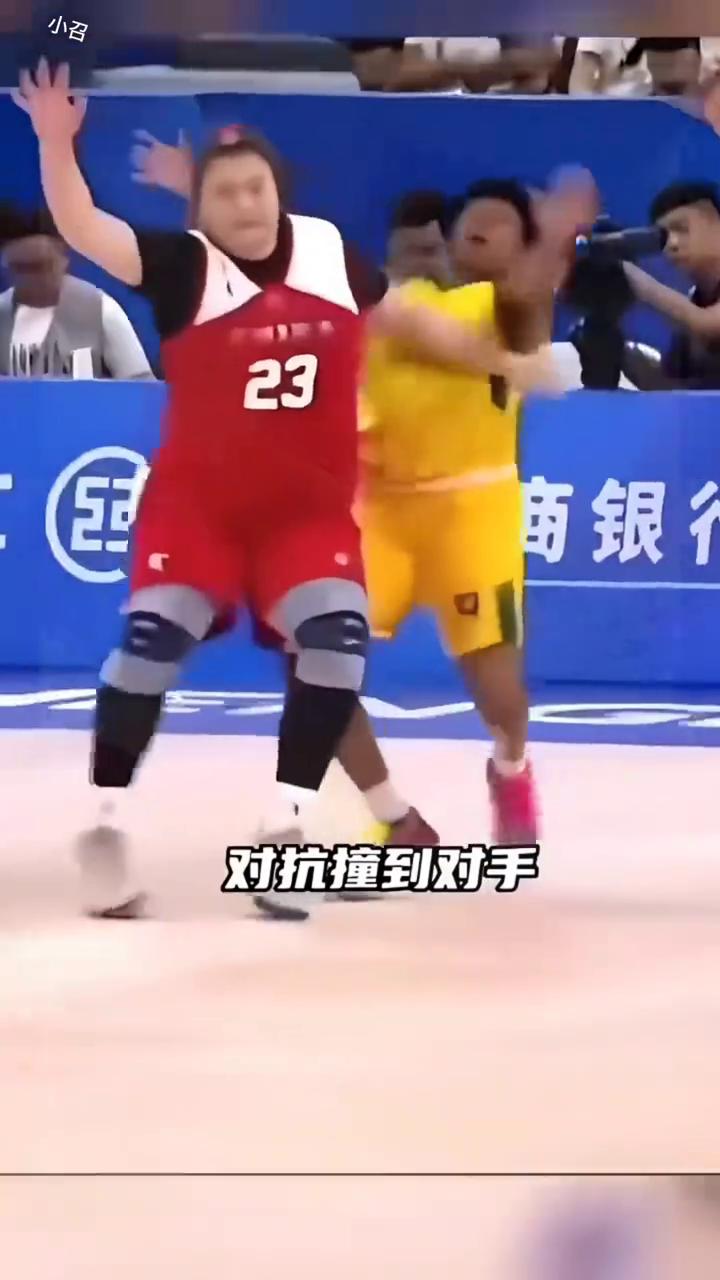 大宝贝出场，撞她。撞死她，自己纹丝不动，其他人飞了，一碰就倒，拦不住。太难了，直