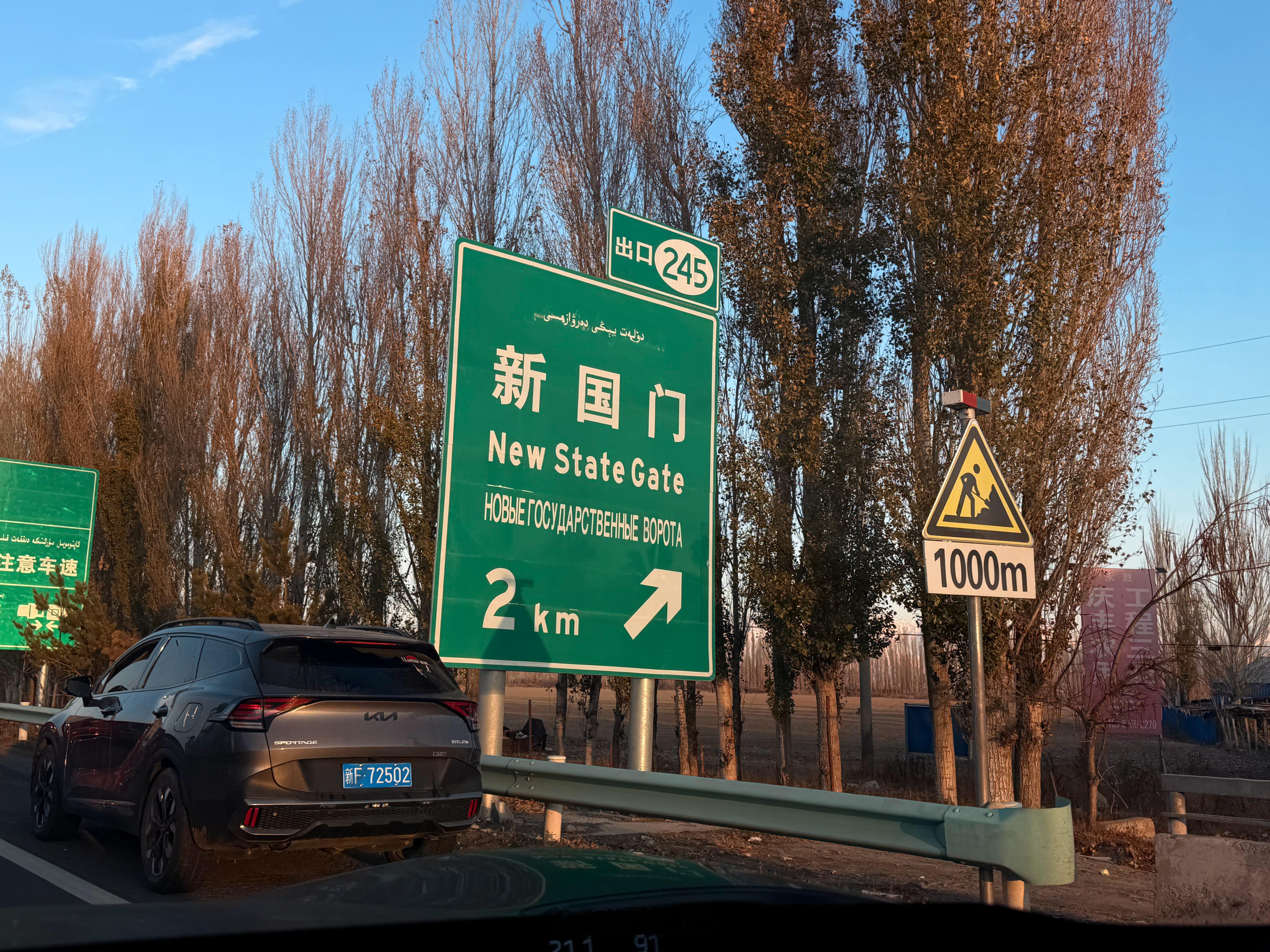 霍尔果斯全是大板车，卖往中亚运输的中国品牌～巨多～ 