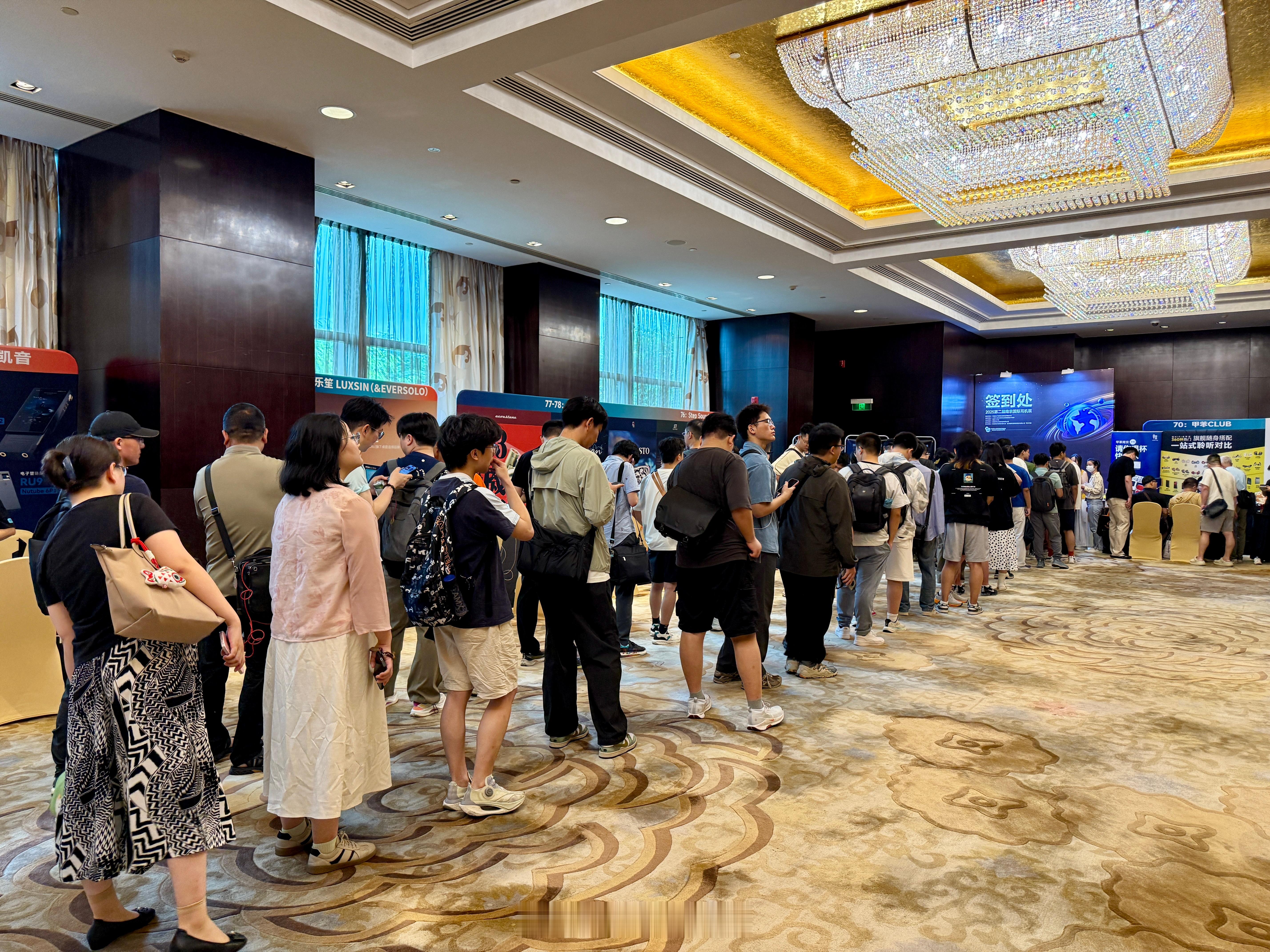 十点开展，现在已经排大队了[二哈]2025第二届南京国际耳机展 ​​​
