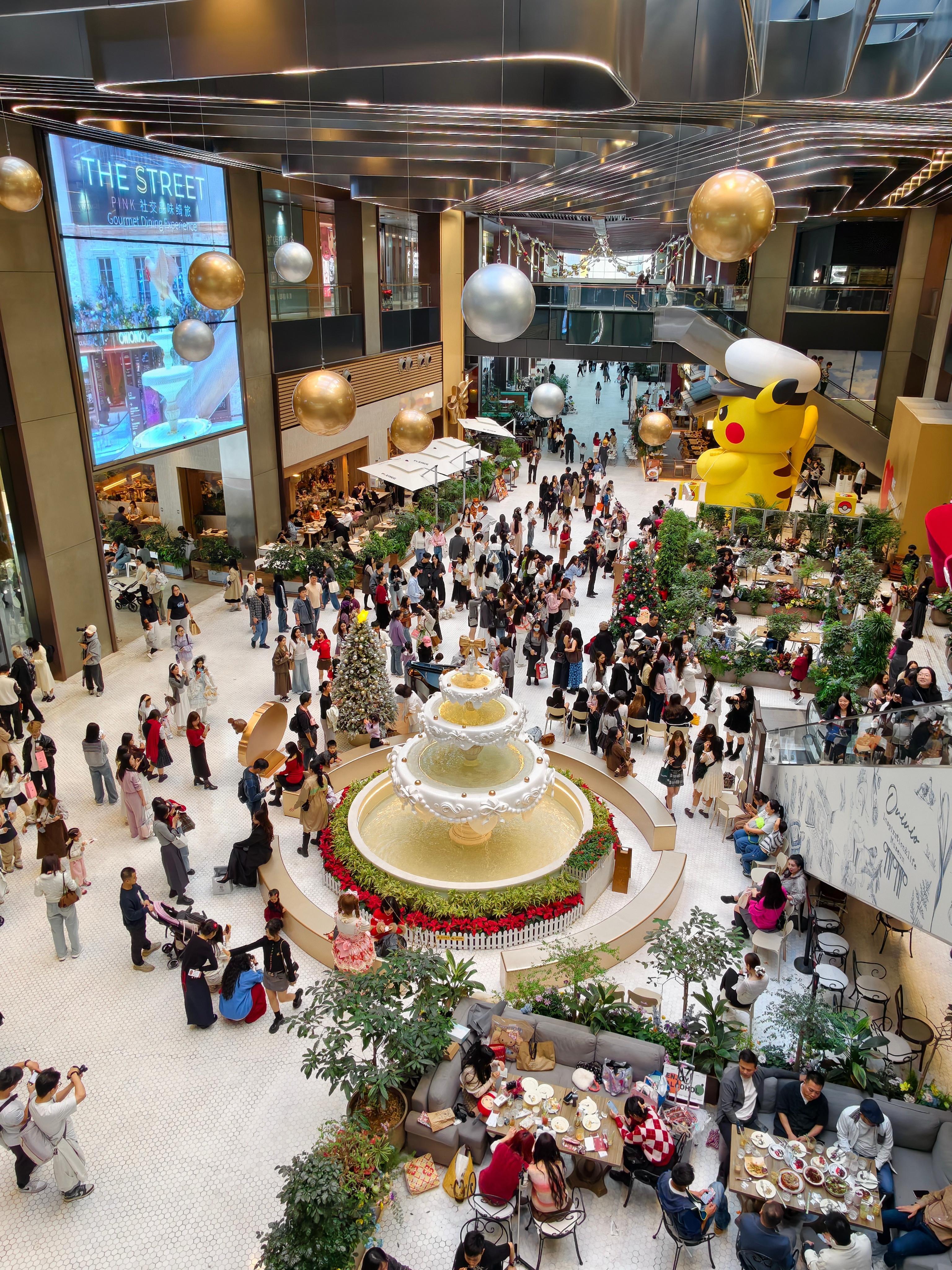 过几天就是圣诞节了很多小姐姐拍照打卡 