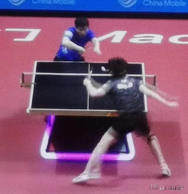 正在看樊振东和王楚钦的比赛。质量真高啊，不管他两个谁输谁赢，球迷都是赚到了。
现