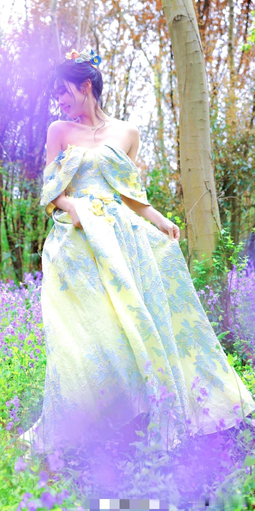 宣璐穿鲜花少女裙美成春日画报！
 
谁懂宣璐这波鲜花裙造型？刺绣花瓣铺满裙摆，吊