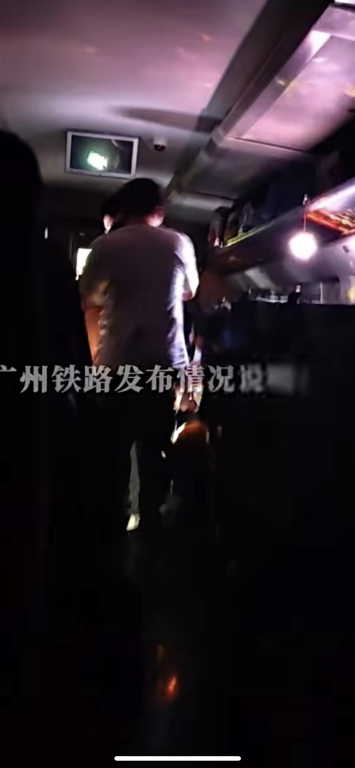 广州铁路发布情况说明：3月29日15时许，受强降雨龙卷风影响，南广高铁、贵广高铁