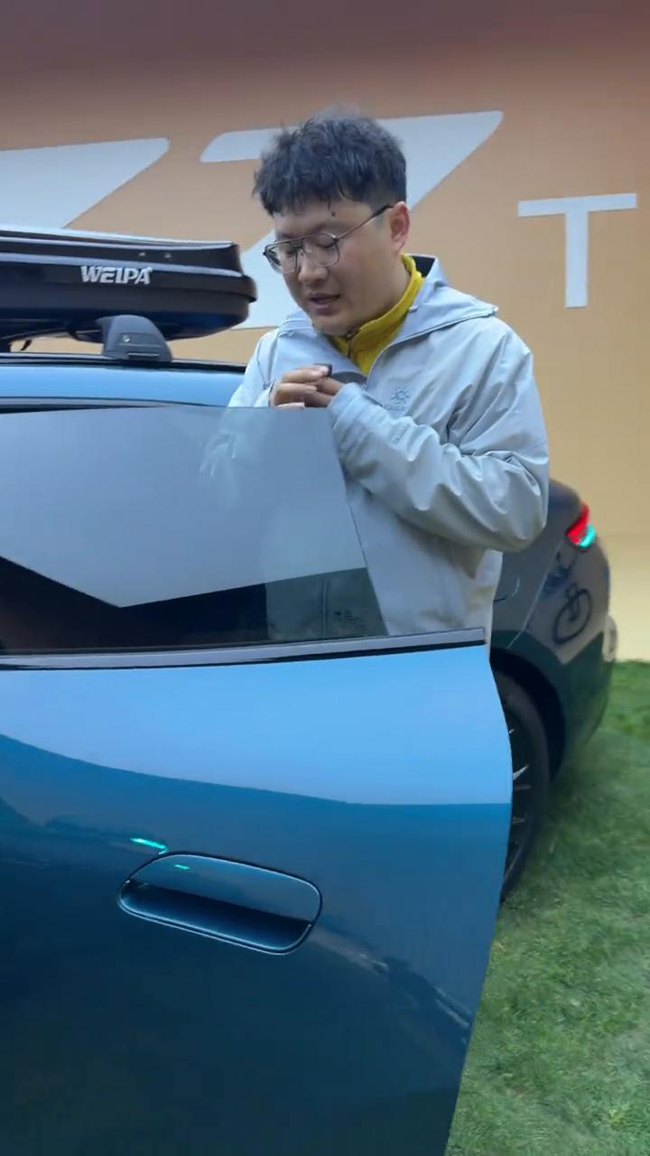 今天来拍尚界Z7T，我发现这台车对于安全性的设计真的是考虑的越来越周到了。
门把