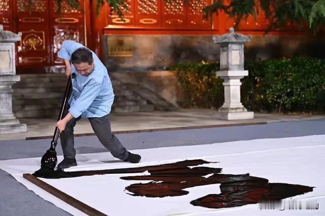讽书坛丑书圈子顺口溜
 
人以群分物类同，
丑书大师凑圈层。
圈子歪风熏文脉，