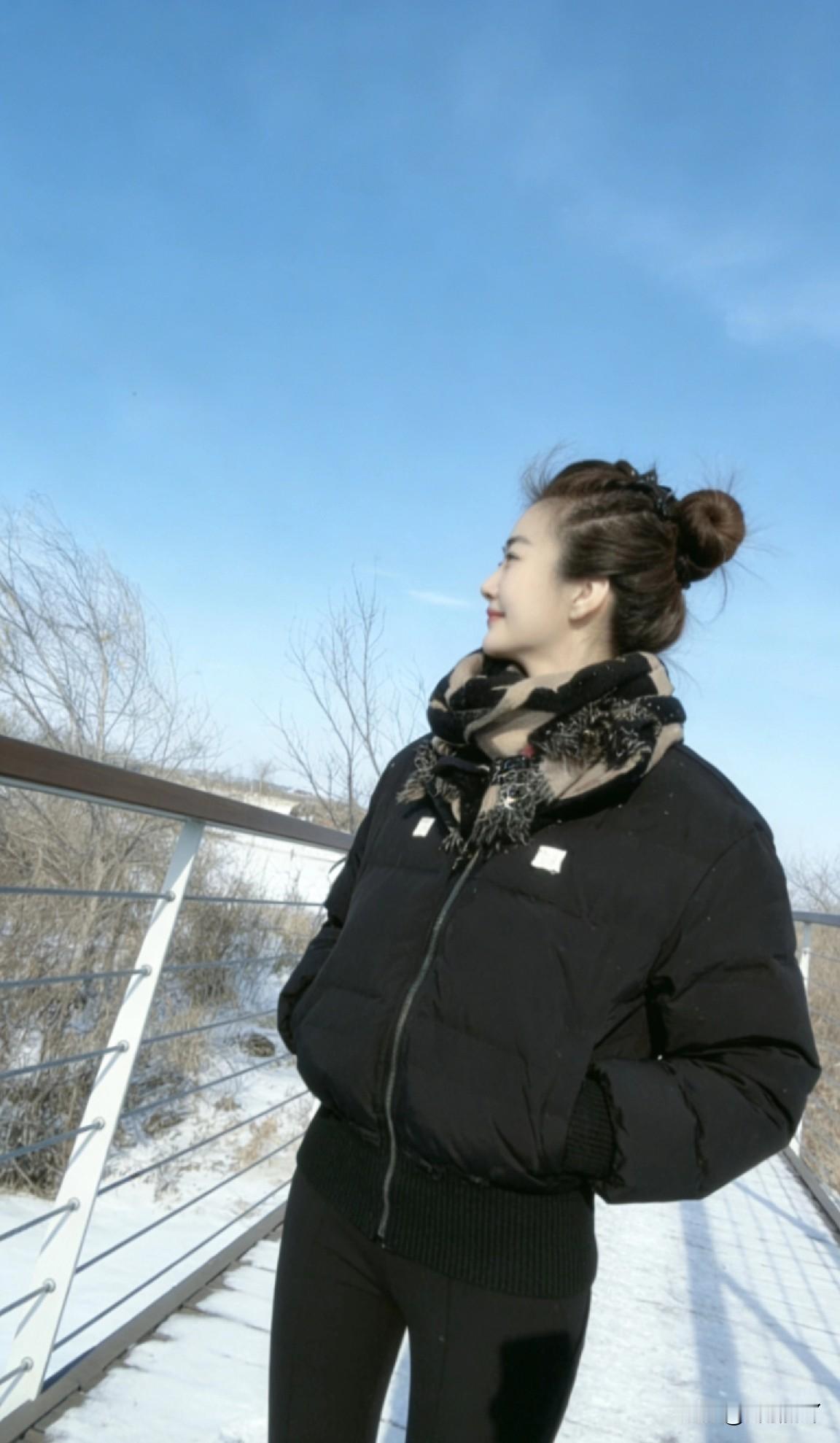 一觉睡到十点半，至少能省一顿饭，吃完午饭接着睡，全天没有高消费，只要懒觉睡得好，