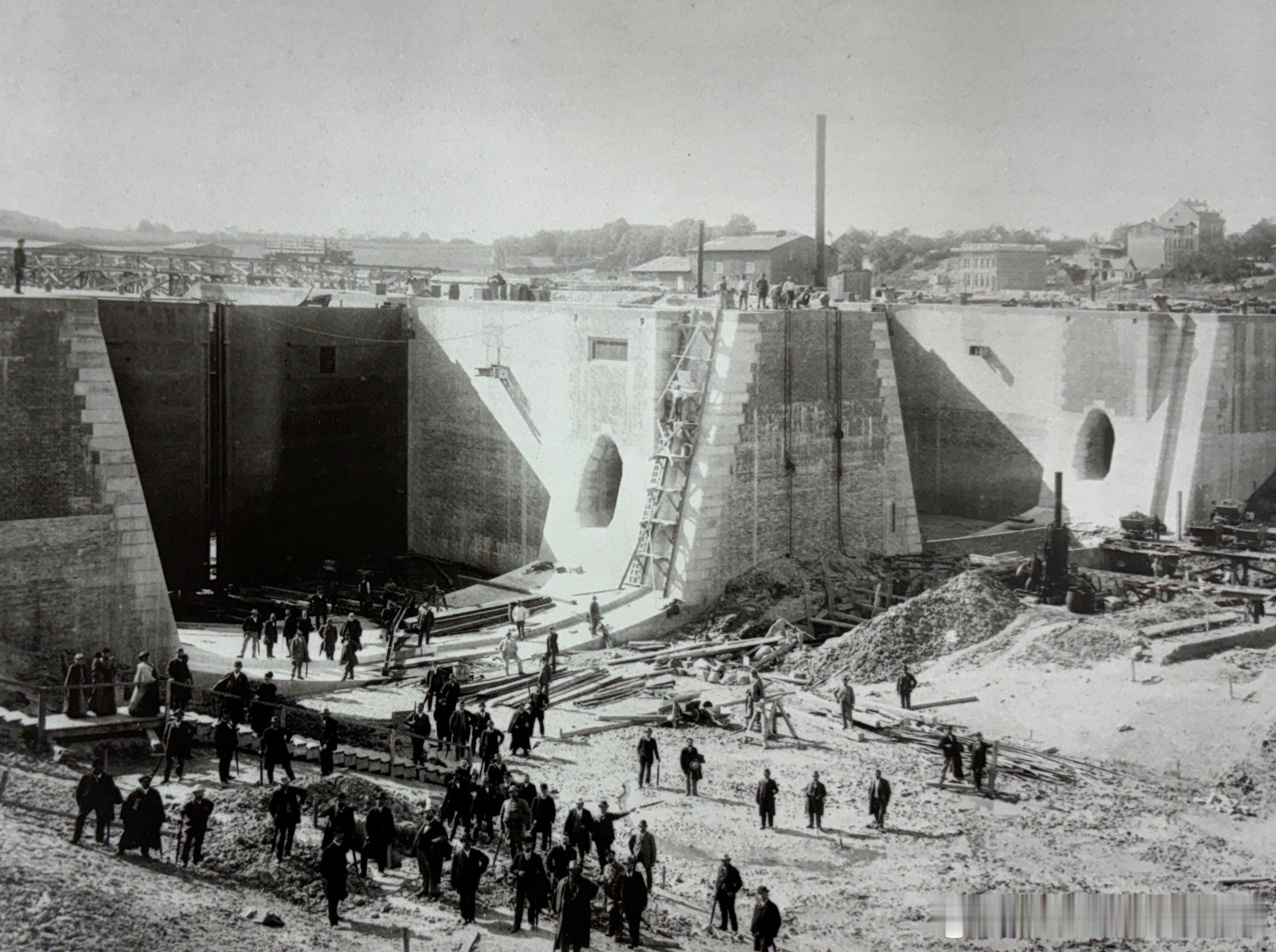 1890年德国在Kiel-Holtenau建设中的大型海港闸门。该闸门控制着波罗