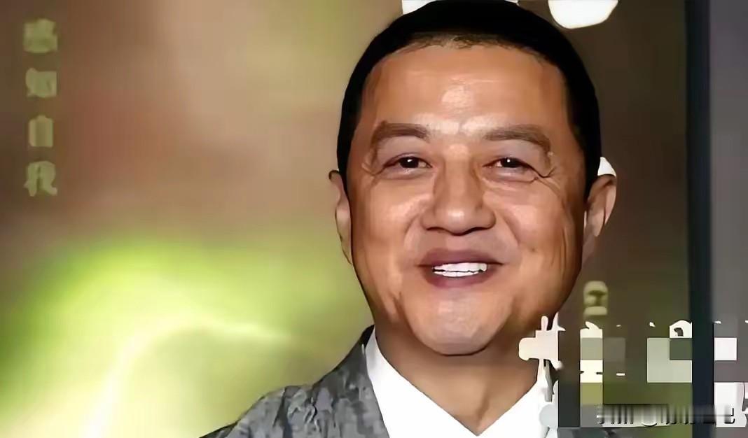 昨晚看李亚鹏直播，他正卖力推销产品，却突然停下话头，严肃地对着镜头说：“买我的东