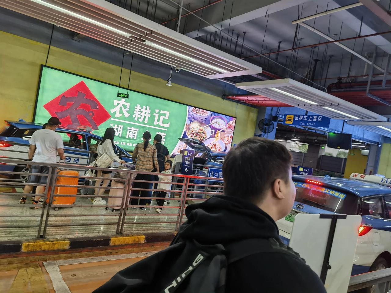 深圳火车站的的士有很大进步，一楼二楼，每层四个的士通道并列，上车快。