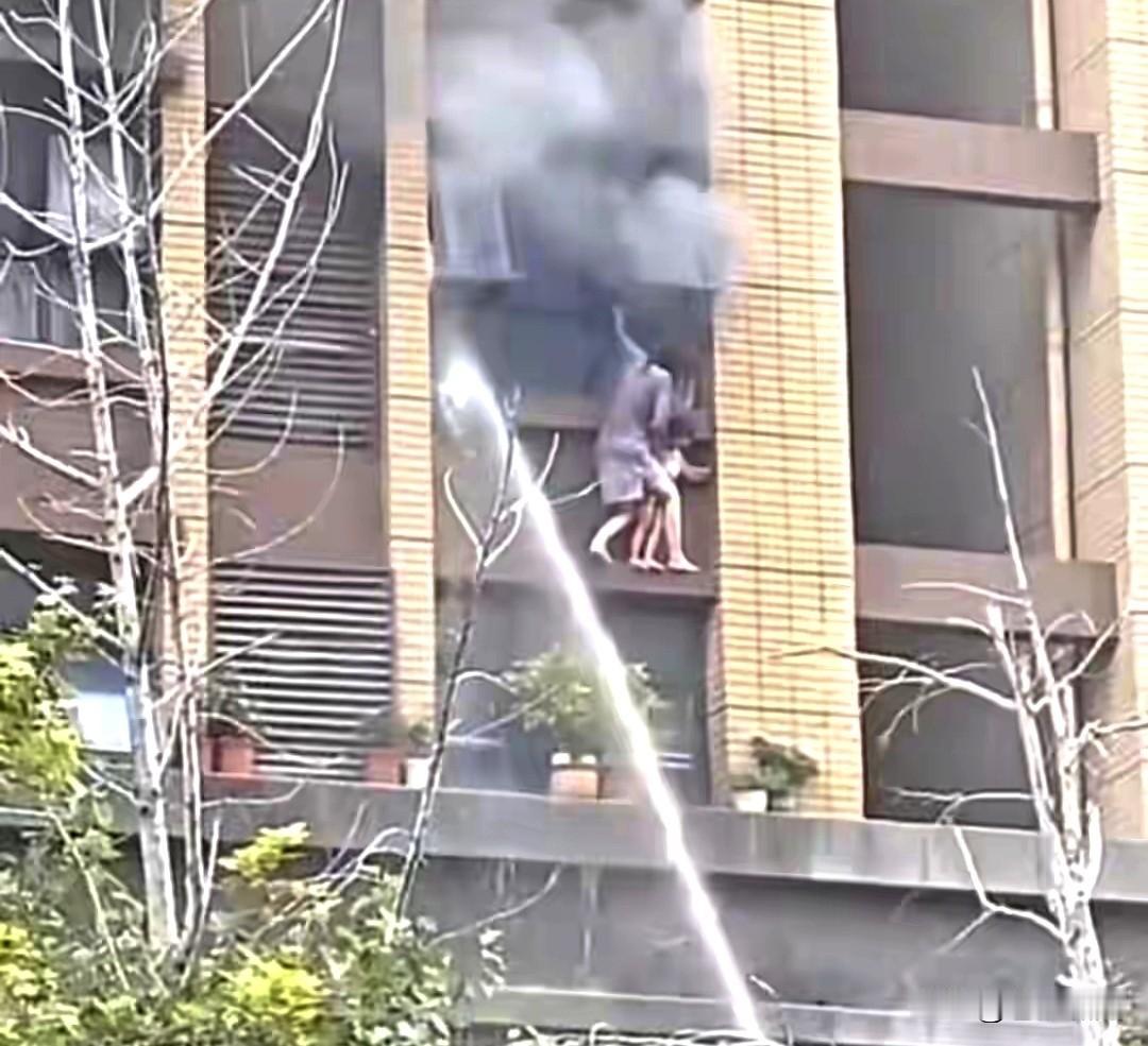 连云港火灾事件，仅有男子逃出，母女坠楼一死一伤。消防及时赶到施救，但受条件限制未