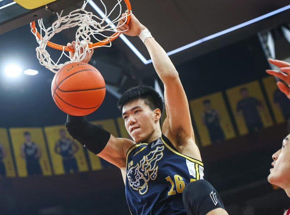 开局朱总还满面愁容，赢球之后瞬间笑逐颜开哈哈哈，还有好消息内线焦泊乔也已经归队，