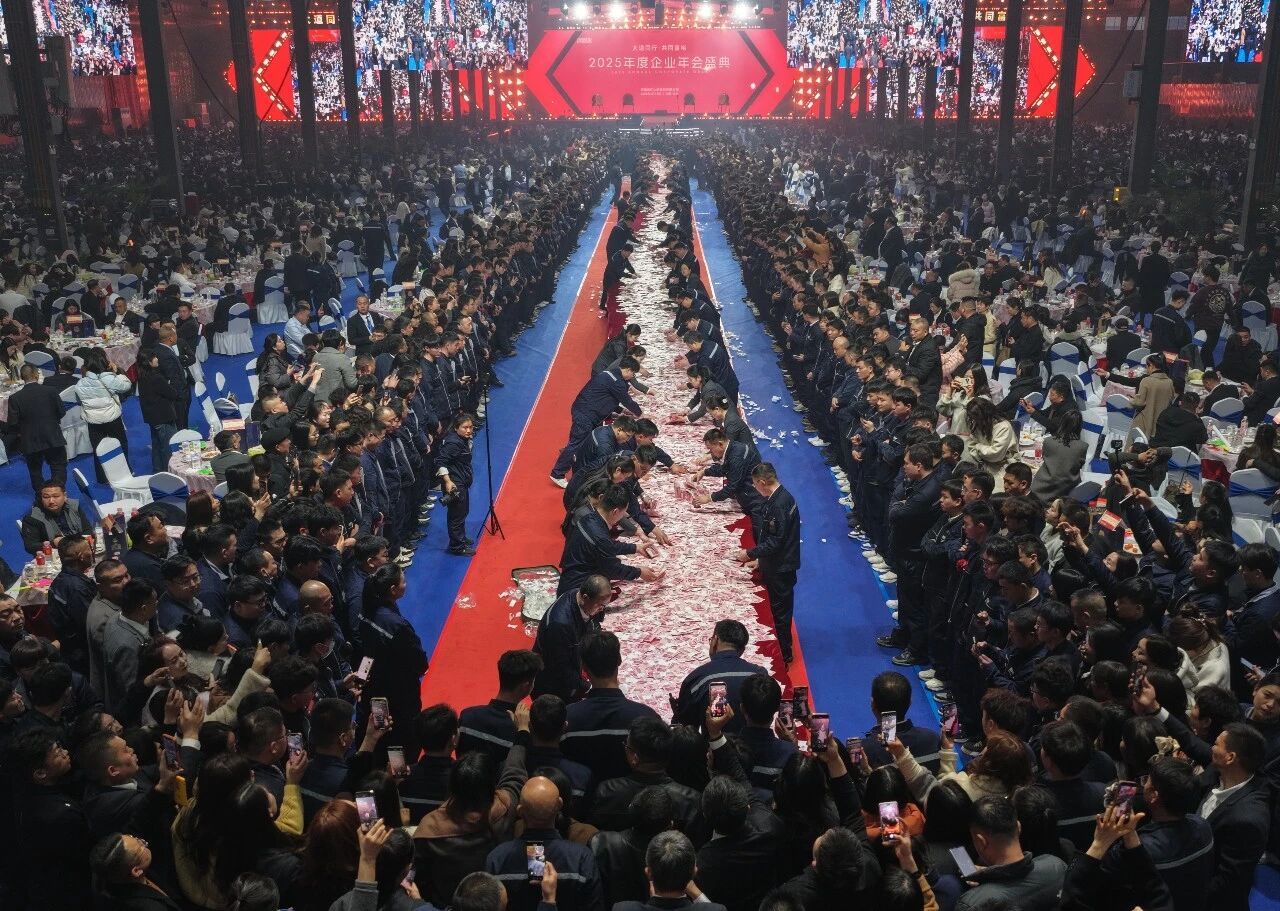 【全网最爱发钱老板又给员工发钱了】7月初，河南矿山集团创始人、党委书记崔培军再次