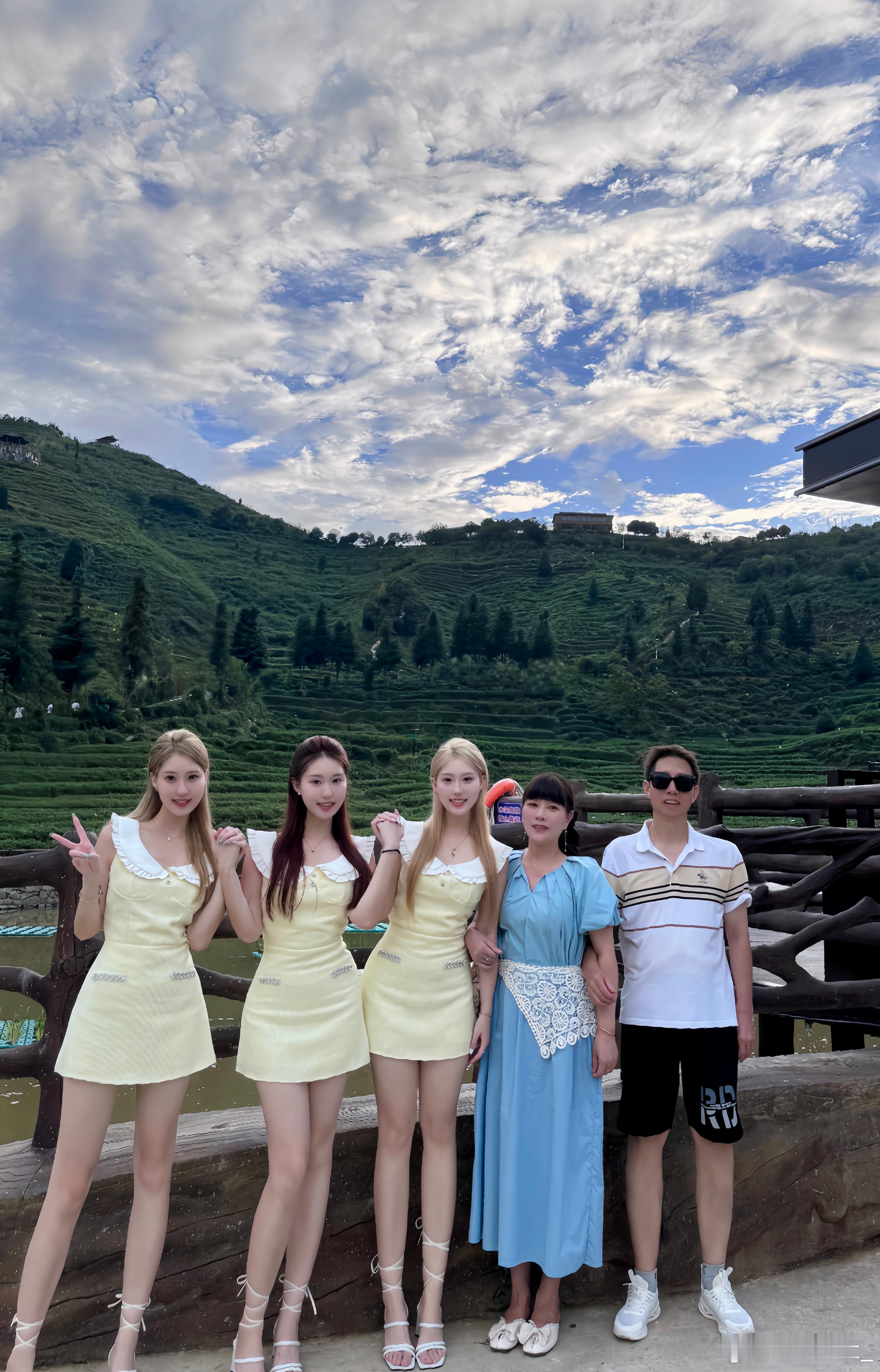 带爸妈去山里吸氧 幸福指数很高⛰️#三胞胎碧星梦##记录生活##爬山# ​​​