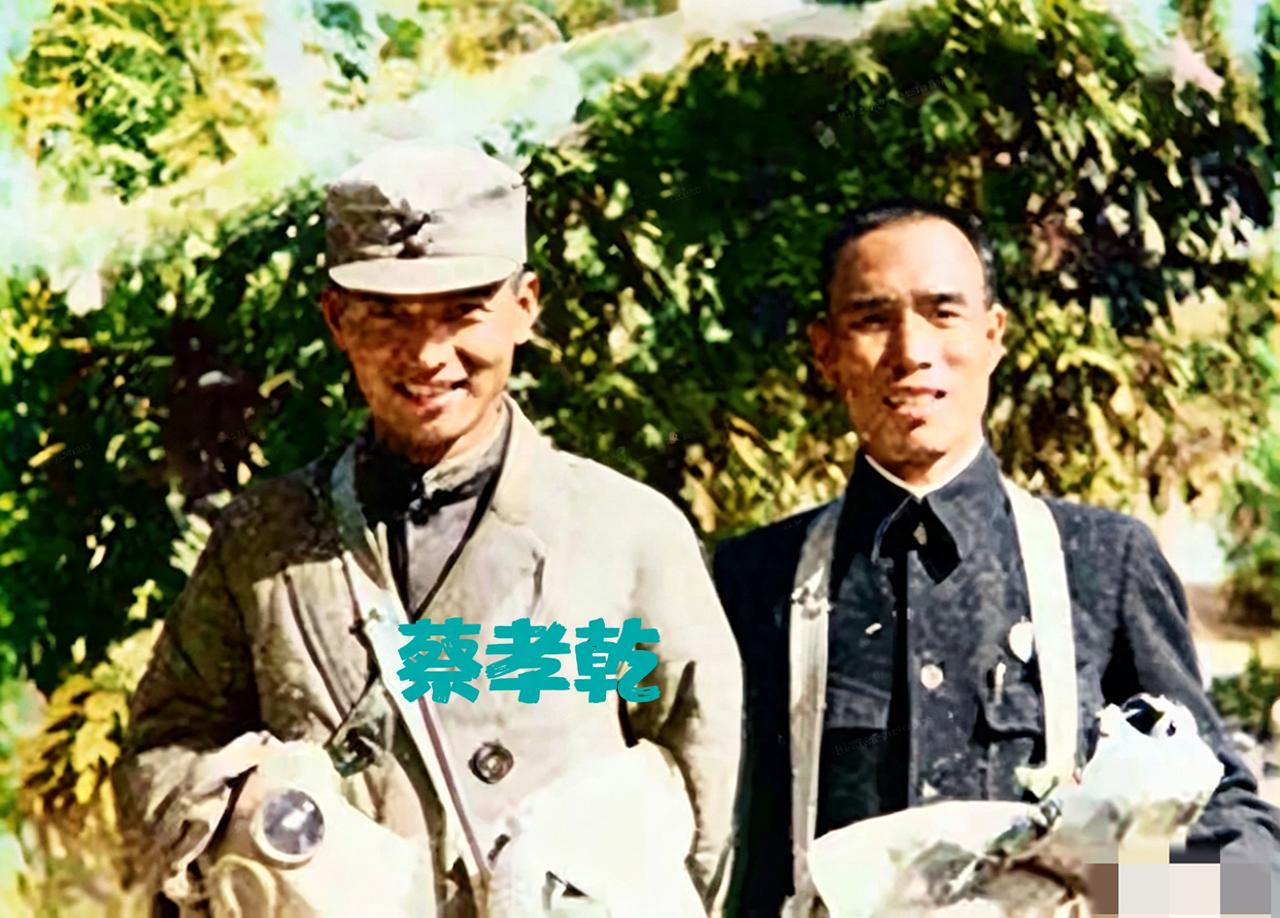 珍贵历史影像：第1张，出卖吴石将军的大叛徒蔡孝乾在平型关大捷后，拿着缴获的日本防