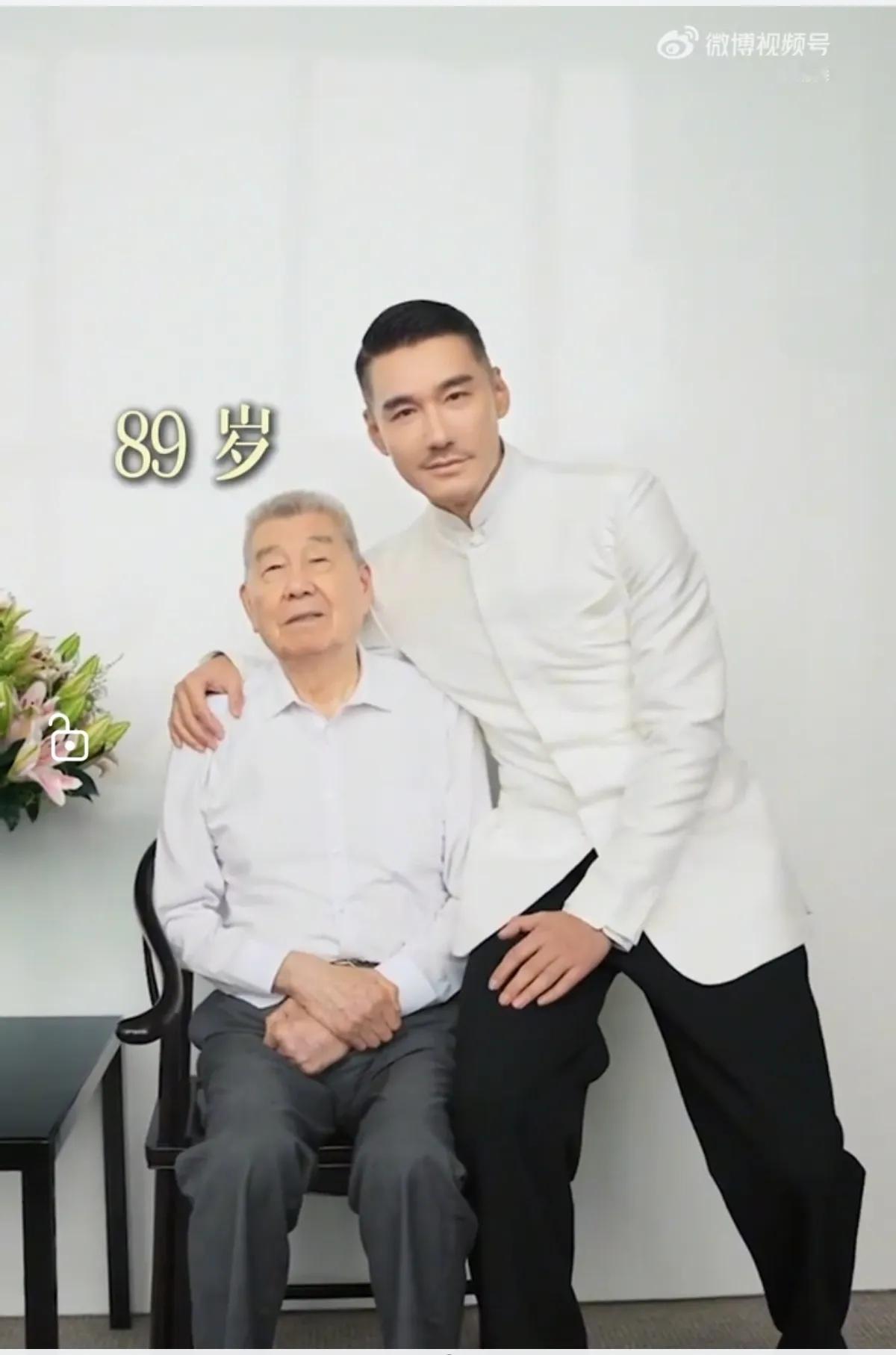 哇！老船长与小水手，两代乘风破浪的英雄！

胡爸爸和兵哥同框，一样的帅！时光飞逝