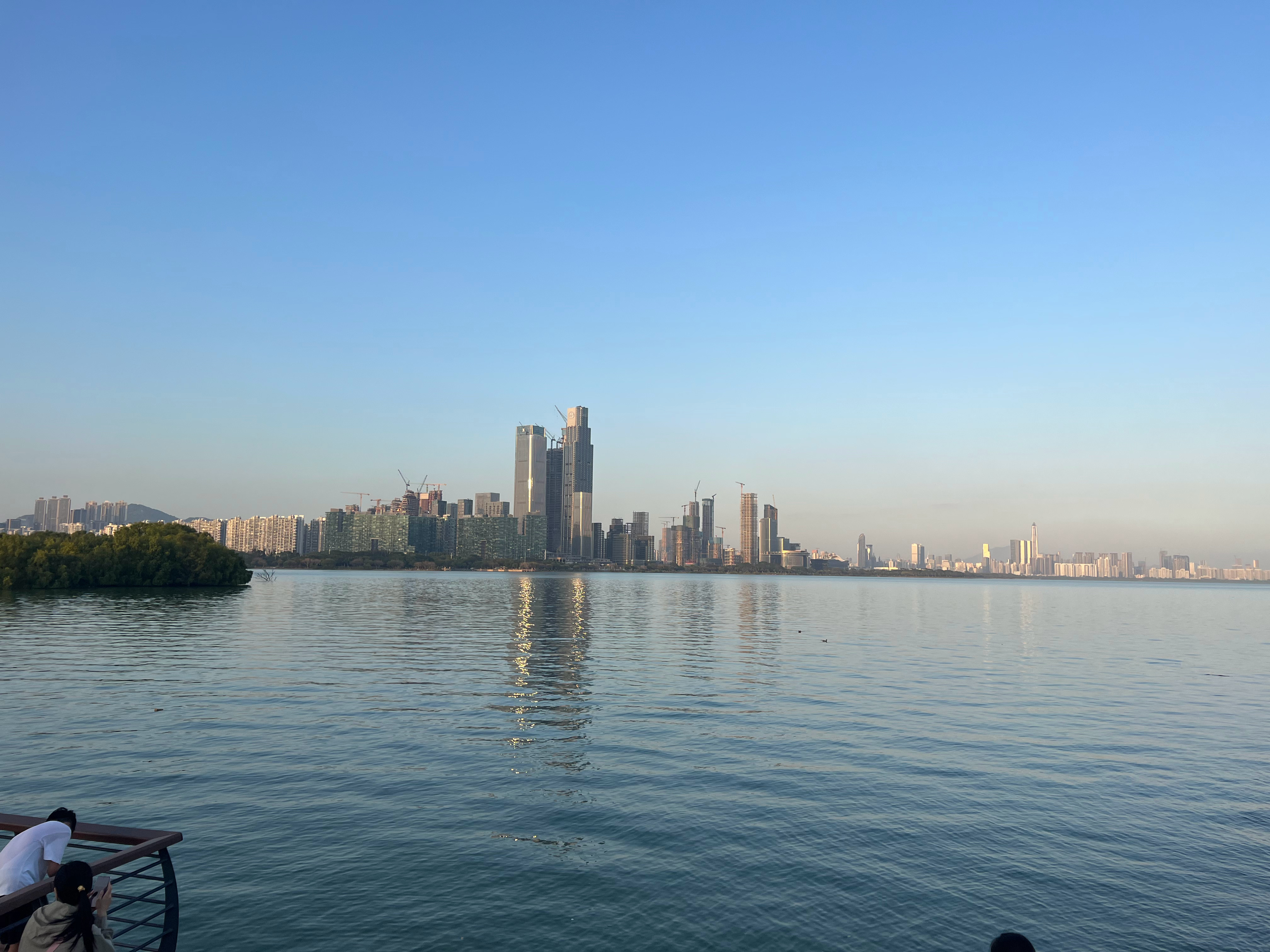 深圳这座城市有多宠年轻人来了深圳就是深圳人深圳有吃不完的猪脚饭来了深圳才知道，有