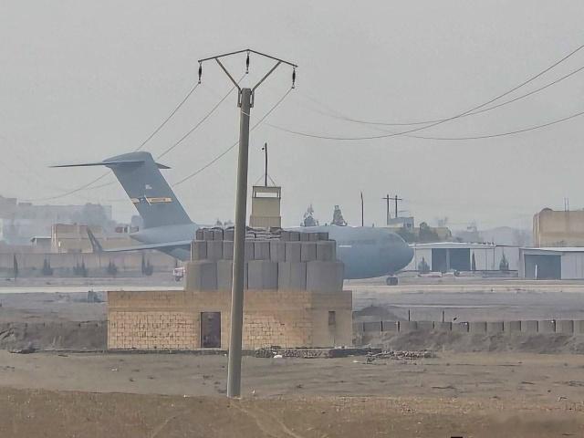 美国军用运输机从叙利亚哈萨克省的基地撤离装备。叙利亚局势叙利亚