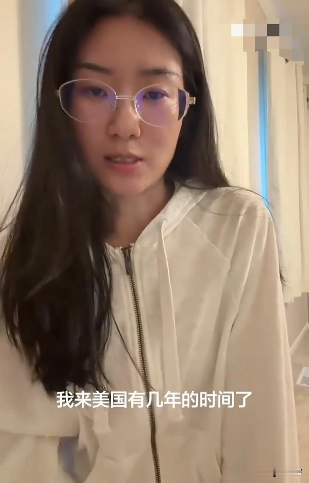 【女孩说在美国没有人在公共场所抽烟，他们会刻意避开人群】
一名女博主表示，她在美