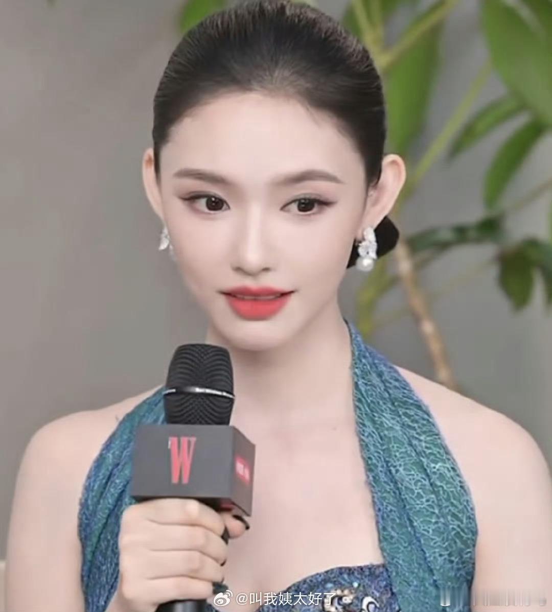 其实她硬照和直播脸是差的不多但是就没有硬照的感觉谁懂 ​​​