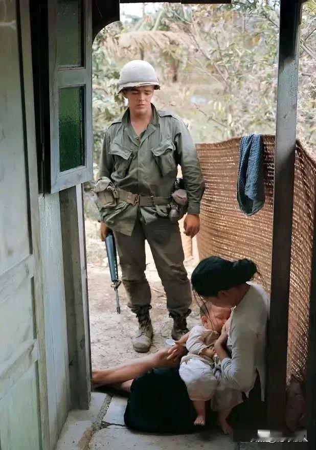 1968年越战期间，一名年轻的美军士兵搜索游击队时，偶然发现一位母亲正在给孩子喂