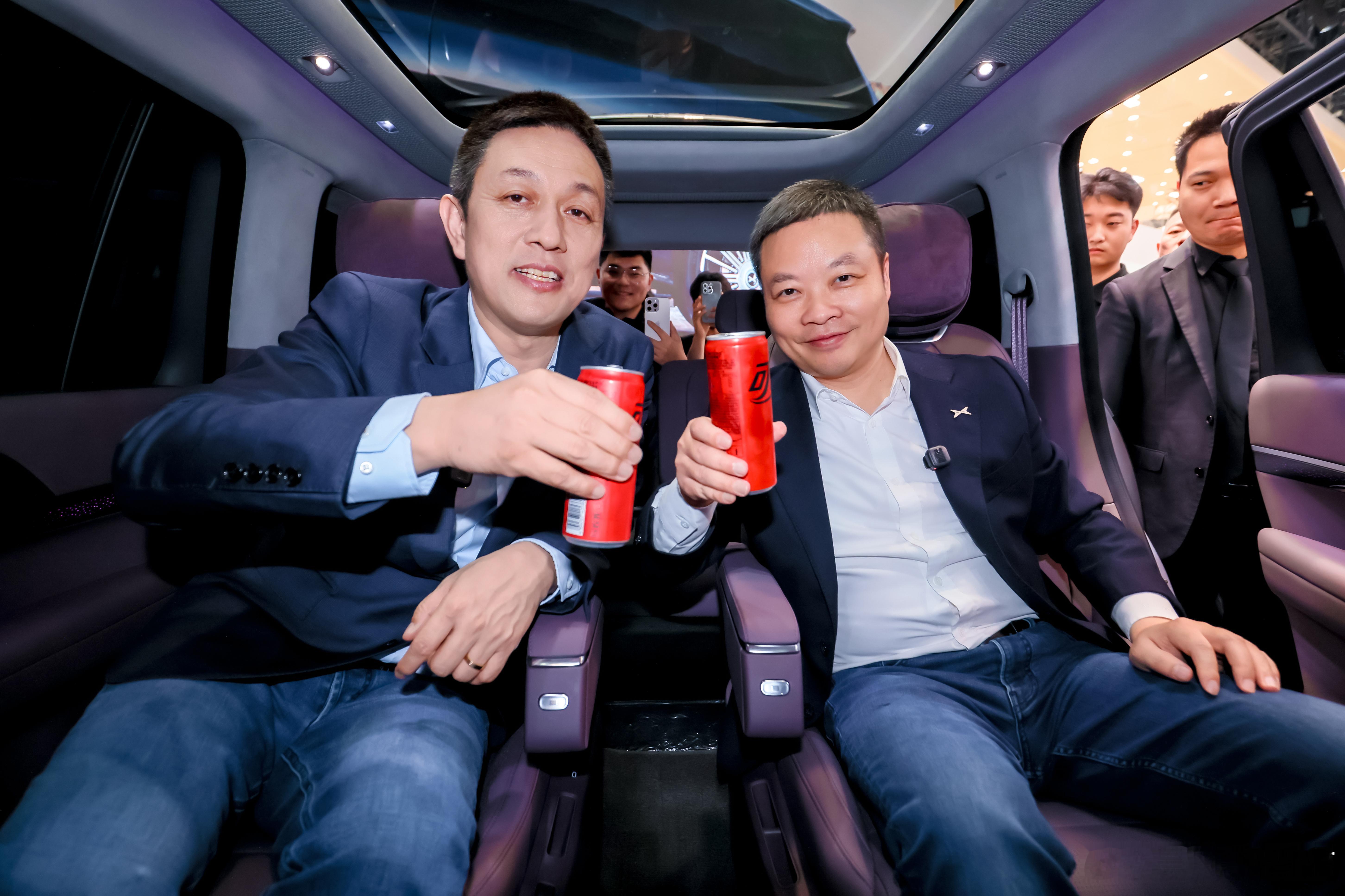 这两个喝可乐的“普通人”就是国内打开电车“潘多拉魔盒”的大哥了但是右边的何小鹏同