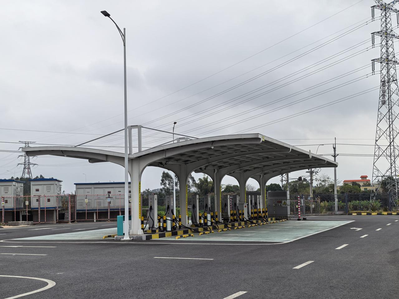 现在高速服务区充电已经不是什么问题了，充电桩多的是，但就是有点贵。这是我充过最贵