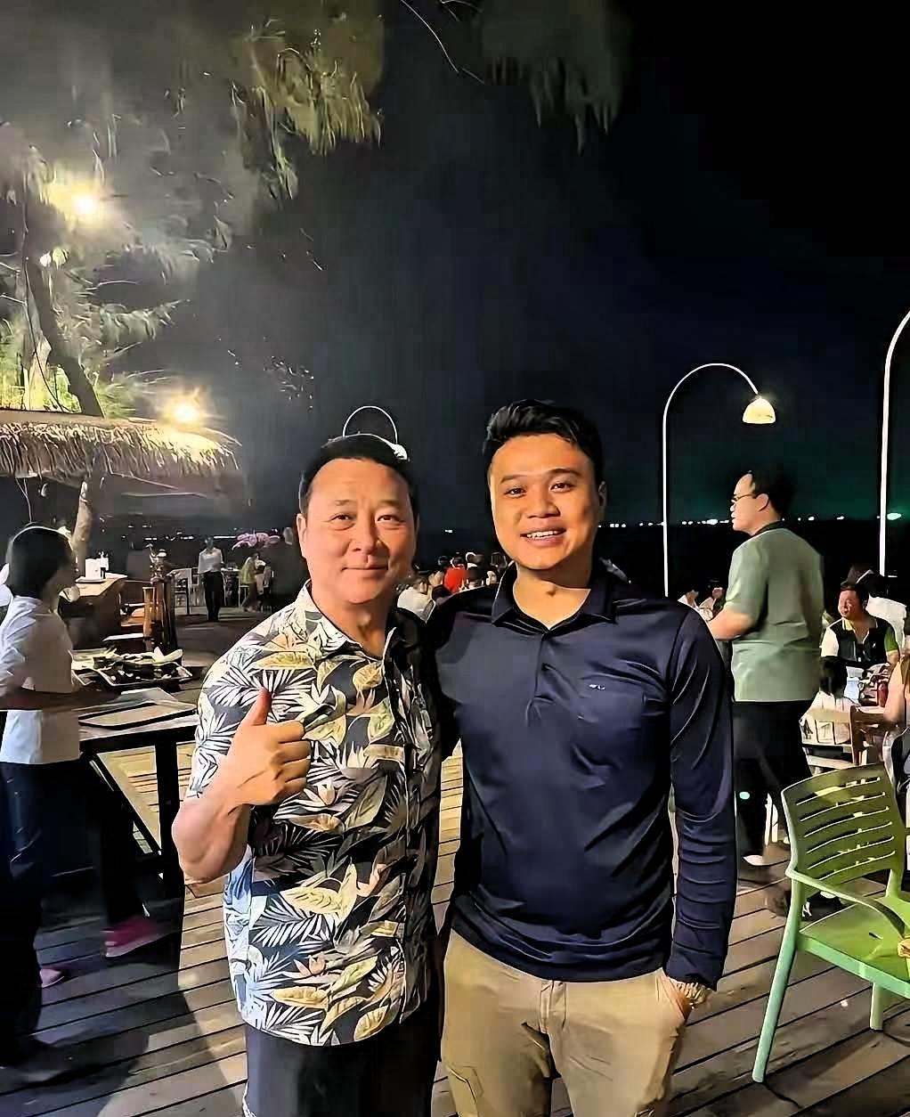北京一个19岁的小伙子找工作已经身无分文，在公园长椅上睡了一个星期，被一位陌生大