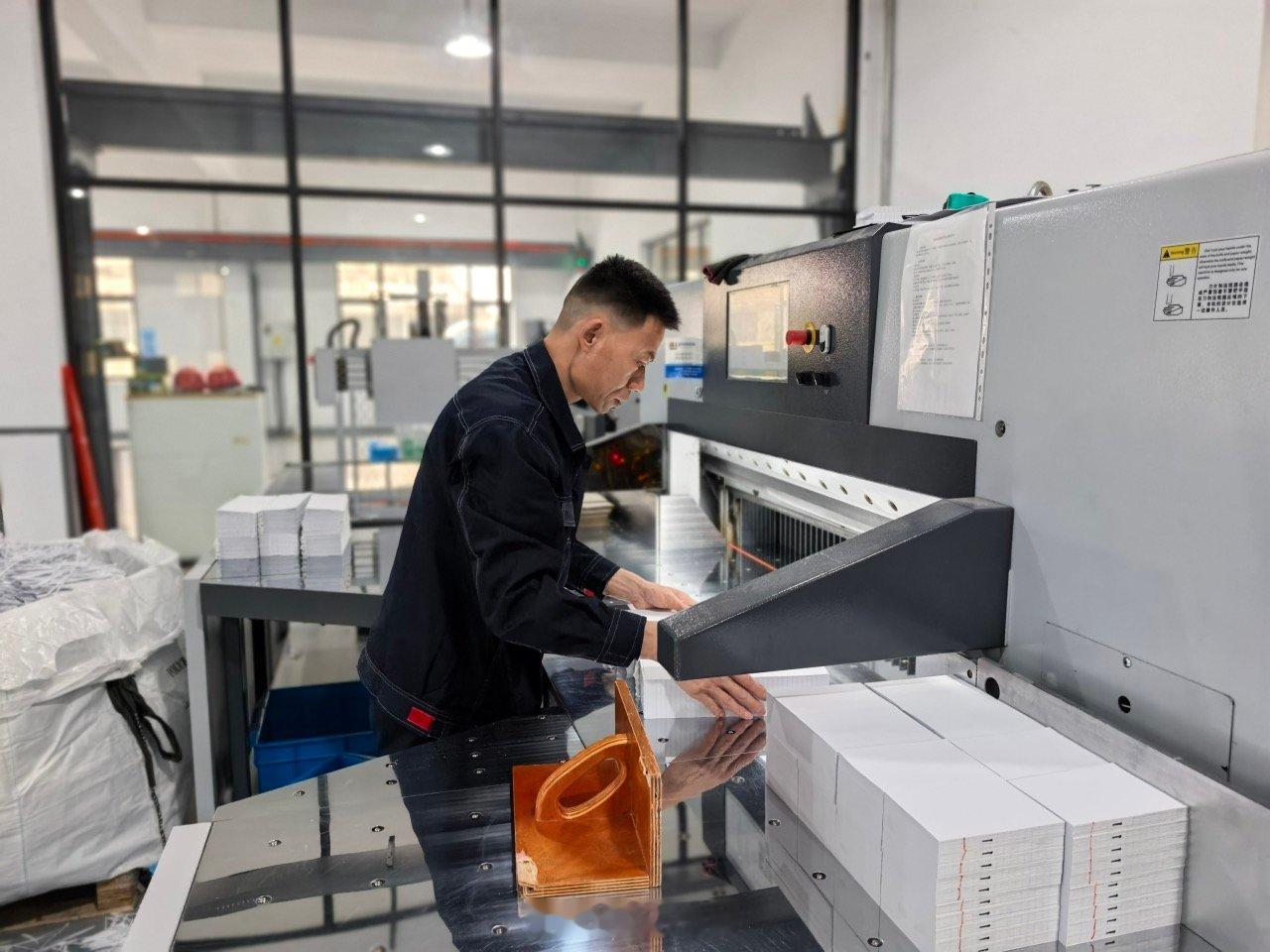 宁波鄞州这家企业靠脑洞设计火爆海外 宁波鄞企仕达实业凭借原创设计与快时尚模式，在