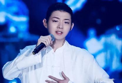 远离渣女，谈恋爱需谨慎。 不知谣言从何而起的，都在说霍尊在和前女友的恋爱期间，是