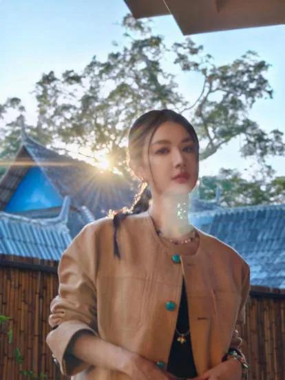 从时尚芭莎到Fendi，再到无数广告与综艺拍摄，薇娅早已将时尚融入生活。这次香奈