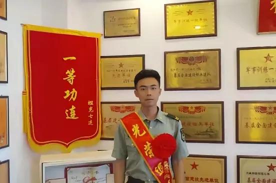 这是一个关于“00后”青年王謇睿英勇救火的感人故事，展现了他在退伍仅4小时后，不