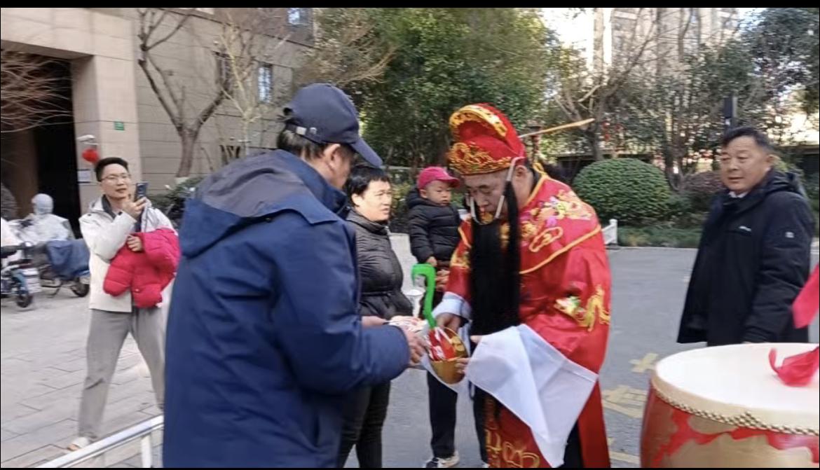 过年啦，就算天南地北隔着千山万水，也得热热闹闹大拜年！过去一年，咱在不同城市奔波