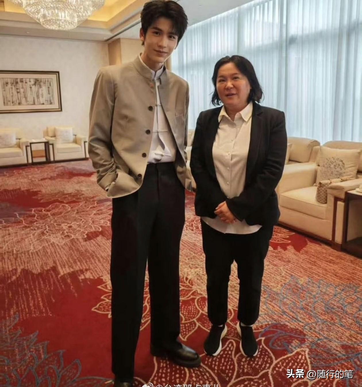 国民党“立委”陈玉珍在海峡论坛与张凌赫合影，大赞张凌赫很贴心，特地迁就她的身高，