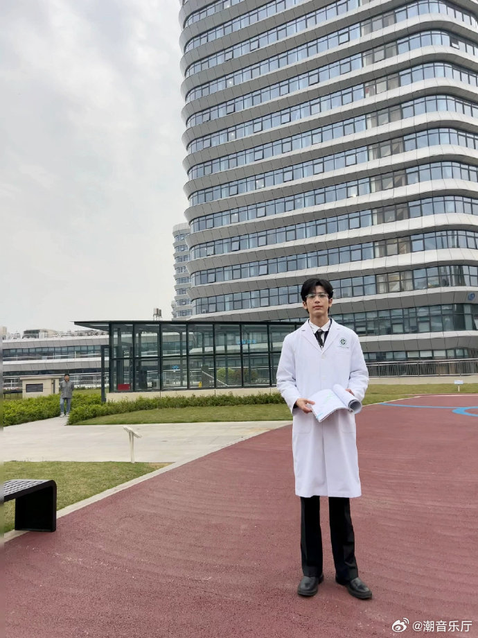 张凌赫 你还挺何苏叶 笑不活了！张凌赫回复粉丝评论，一句“你还挺何苏叶”，妥妥把