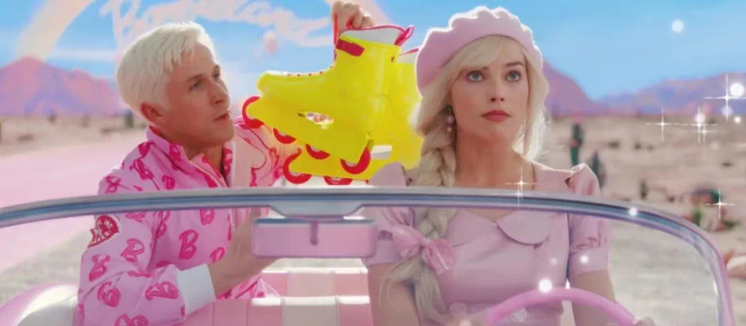 《芭比》这部电影非常不错，导演借芭比的视角告诉女性，目前很多所谓的女性运动和女性