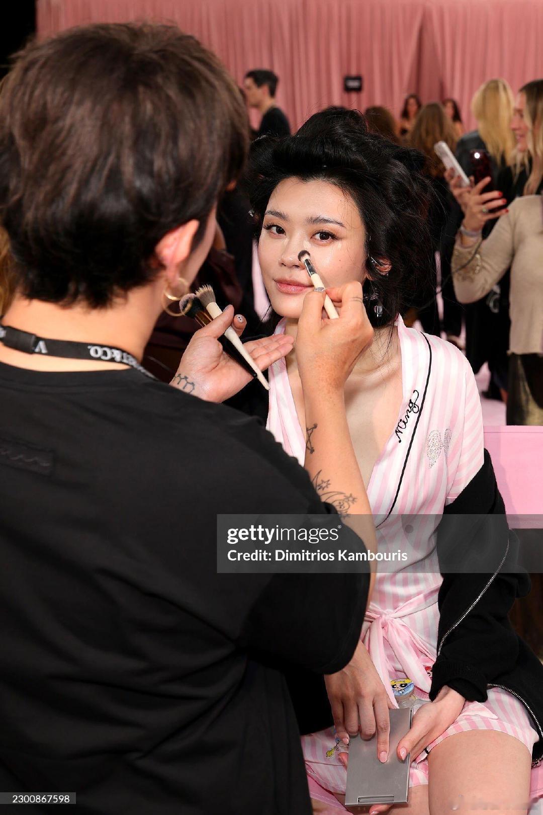 维密后台的奚梦瑶这下真熹妃回宫了，人生就是能变得很不一样。 ​​​