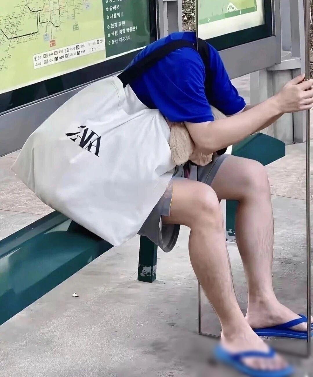 乍一看到这个图，吓了一跳，一个大活人，他的头在哪呢？你能发现其中端倪吗？