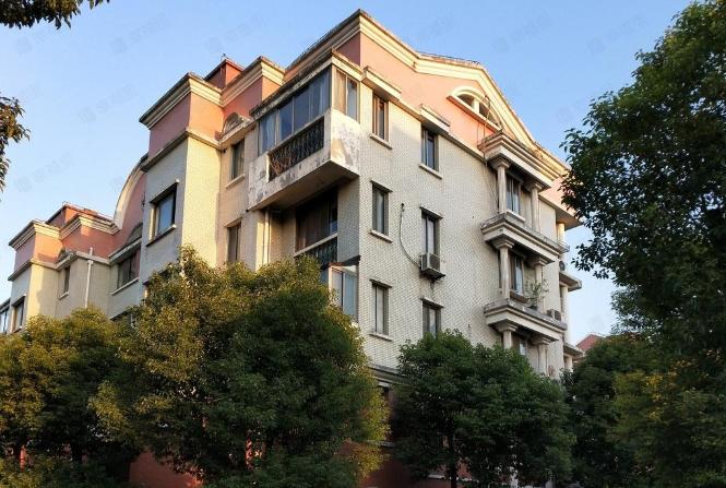 上海，女子和小自己13岁的男子结婚，说自己女儿想换更好的学校读书，男子说服父母把