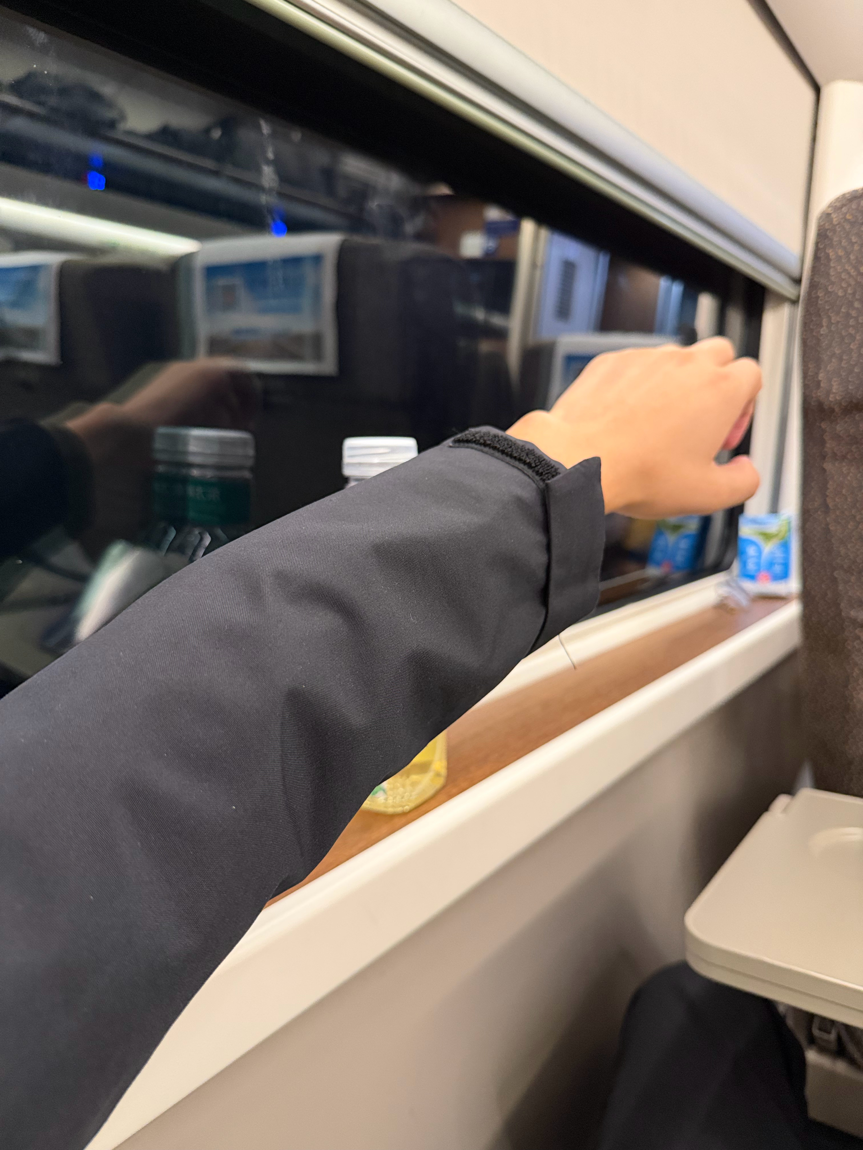 10月就穿羽绒服了可能北方开始穿羽绒服了，我们南方也穿起冲锋衣了[允悲]降温浮动