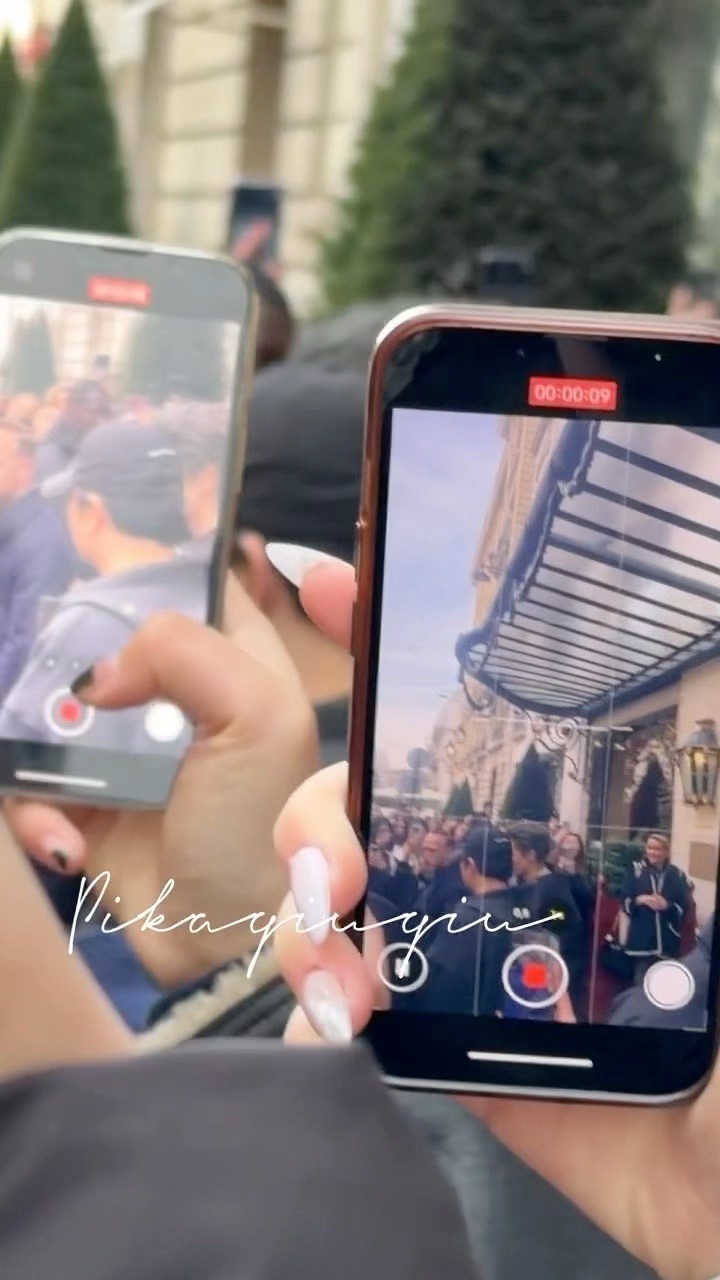 王鹤棣银发潮男王鹤棣巴黎时装周银发造型 真好