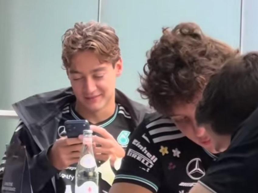 乔治是不是在发 :  “come to my cottage this summ