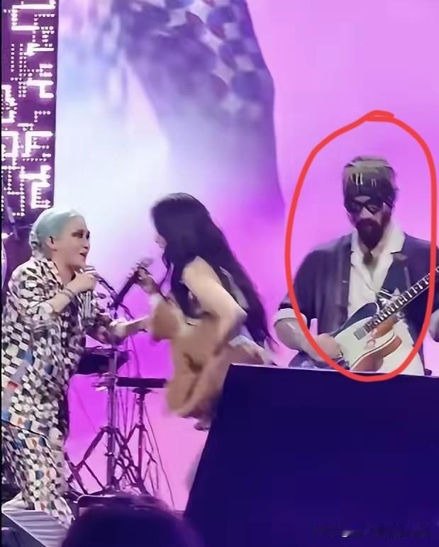 小时候的乖乖女，长大以后的叛逆女孩。
范晓萱很多人的记忆当中还是那个脖子扭扭，屁