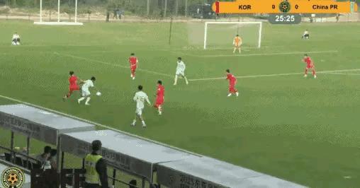 哈哈，u15东亚杯，国足对阵韩国队，上半场1：0领先，咱u15国足可望摆脱小组垫