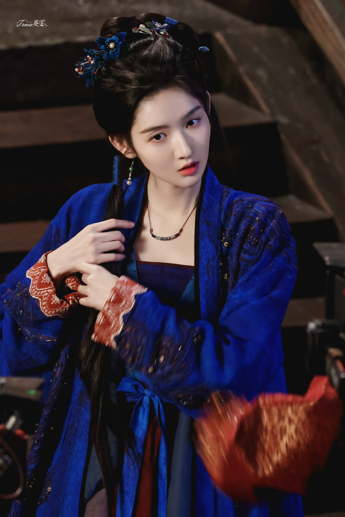 王玉雯《白衣公卿》阿俏路透，王姐把这个蓝色穿的好美！ ​​​