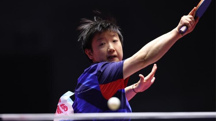 2026澳门世界杯女单决赛，孙颖莎与王曼昱上演巅峰对决。孙颖莎凭借精准前三板控制