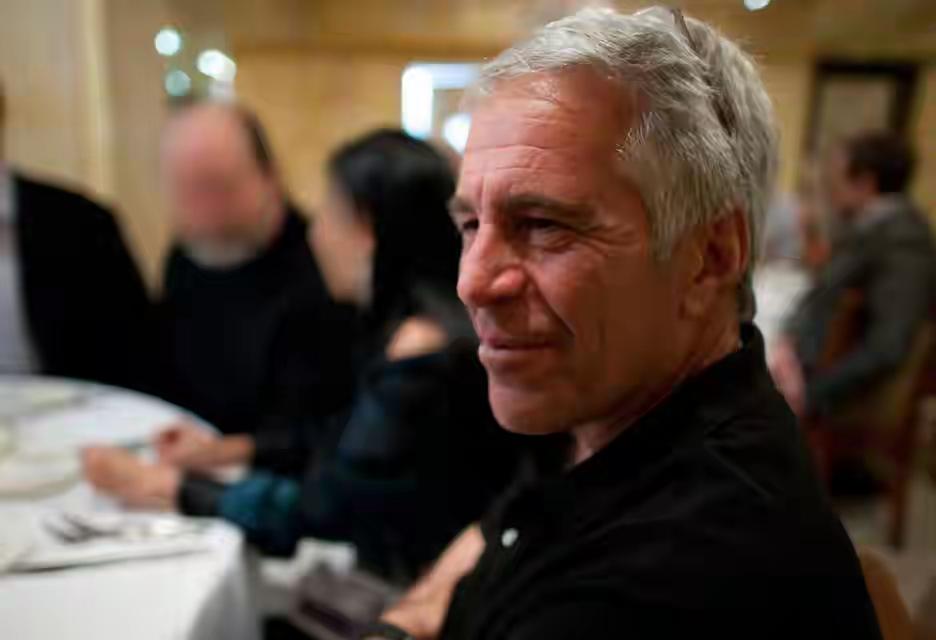 突发，爱泼斯坦这瓜真是越吃越上头！原本以为他只是个搞那啥性交易丑闻的主儿，谁能想