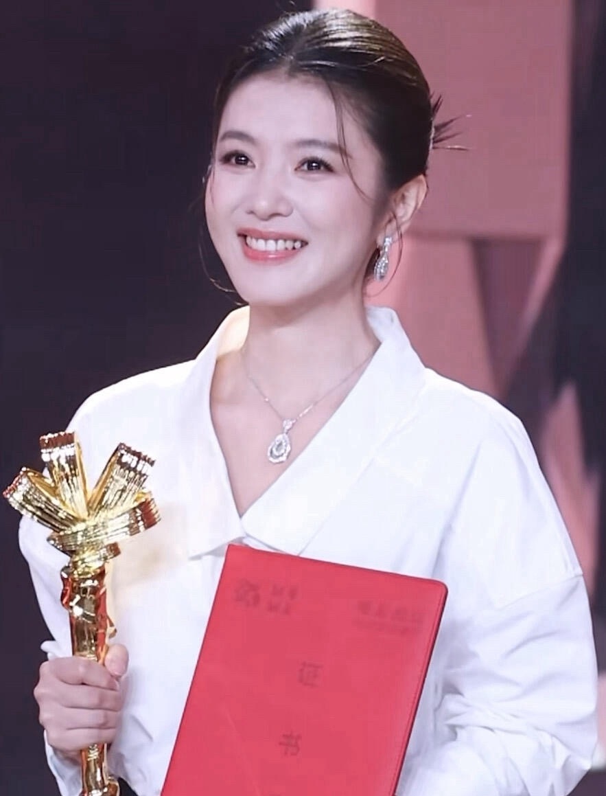 李云霄最受传媒关注女配角戏台赴银幕，跨界绽锋芒！第23届电影频道传媒关注单元荣誉