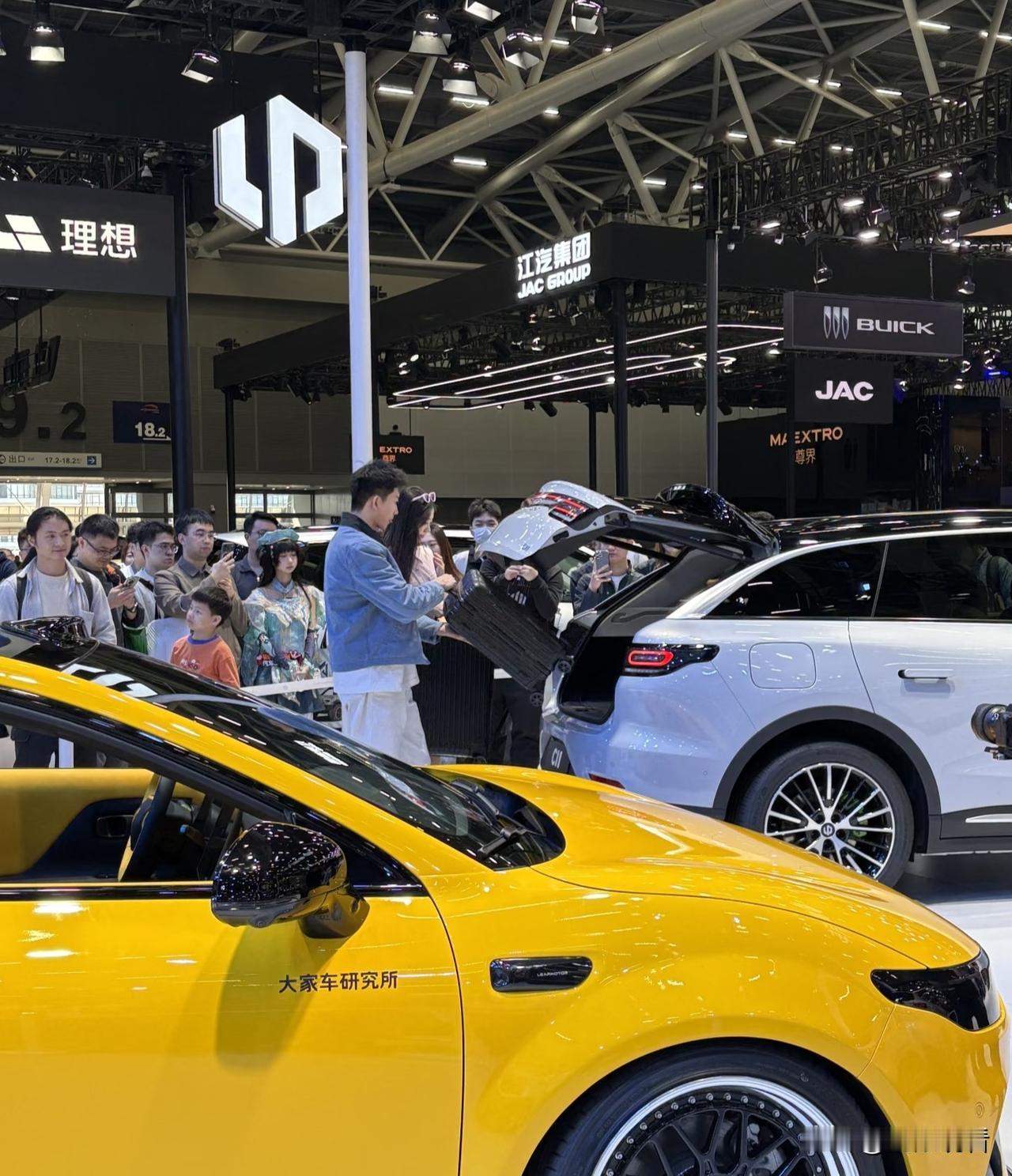 2025广州车展黑科技：车企把未来出行玩成“快乐星球”
 
2025广州车展逛下