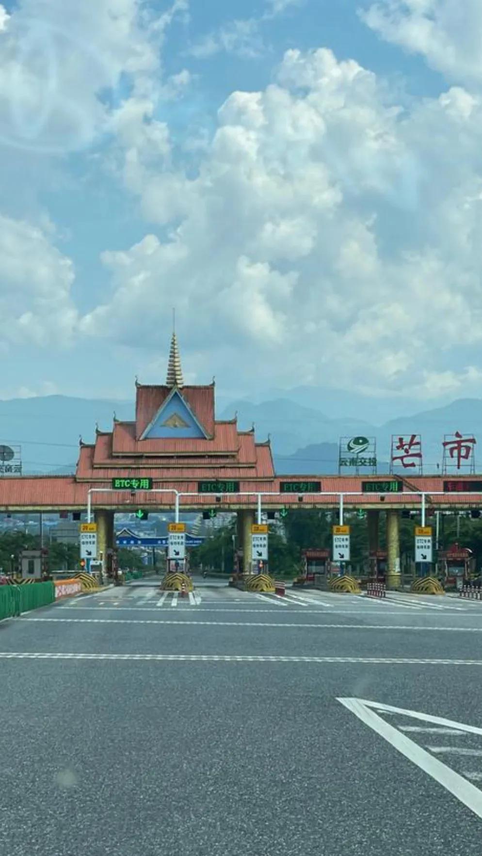 云南芒市之旅
初入芒市，浓郁的民族风情扑面而来。傣家竹楼错落有致，佛塔金顶在阳光