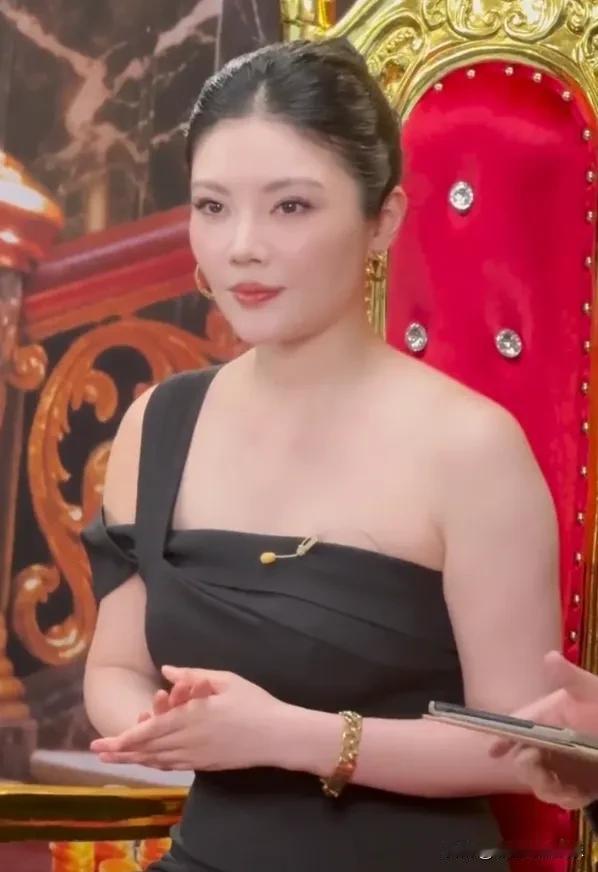 徐冬冬被说像李雪琴，反应很真实了。徐冬冬一直保持120斤标准体重，不像其他女明星